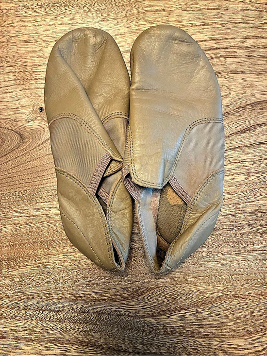 Capezio Shoes - Capezio Tan Jazz Shoes sz 6